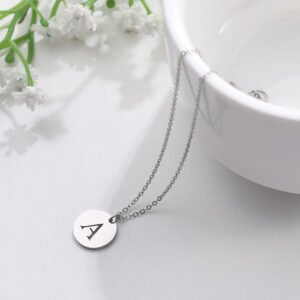 Lebelle Collar de acero inoxidable con dije "A" plateado